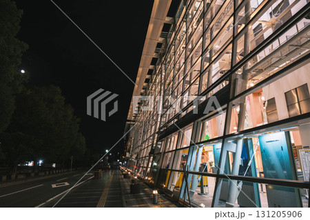 [姫路駅]全面ガラス張りの建物 131205906