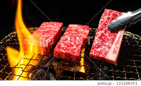 炭火で焼く牛肉 131206351