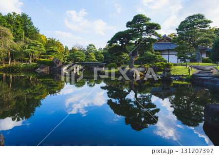[姫路城西御屋敷跡庭園 好古園]大きな池が印象的な日本庭園の風景 131207397
