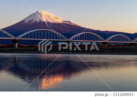 富士川に映る逆さ紅富士と鉄橋_朝焼け 富士川に映る逆さ紅富士と鉄橋_朝焼け 131208933