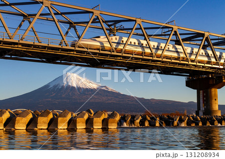 富士山を背景に走る東海道新幹線 131208934