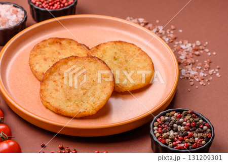 Hash browns, a breakfast food made of potatoes, onions and vegetables. Hash browns with potatoes Hash browns, a breakfast food made of potatoes, onions and vegetables. Hash browns with potatoes 131209301