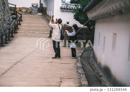 [姫路城]世界遺産を楽しむ人々 131209349