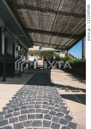 [赤穂市御崎]床のタイルがおしゃれな建物 131209566