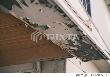 [赤穂市御崎]ペンキが剥がれた壁 131209723