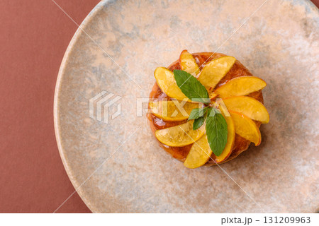 Sweet round pie or tart with apples and peach. Mini sweet tart Sweet round pie or tart with apples and peach. Mini sweet tart 131209963