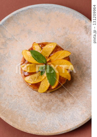 Sweet round pie or tart with apples and peach. Mini sweet tart Sweet round pie or tart with apples and peach. Mini sweet tart 131209964