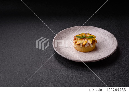 Sweet round pie or tart with apples and peach. Mini sweet tart Sweet round pie or tart with apples and peach. Mini sweet tart 131209988