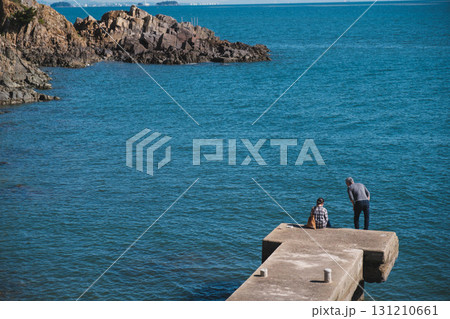 [赤穂市御崎]美しい海を眺める人々 131210661