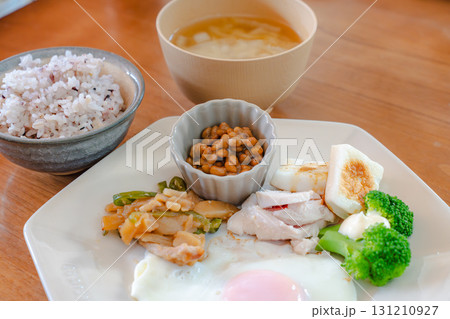 納豆とはんぺんと副菜の和朝食 納豆とはんぺんと副菜の和朝食 131210927