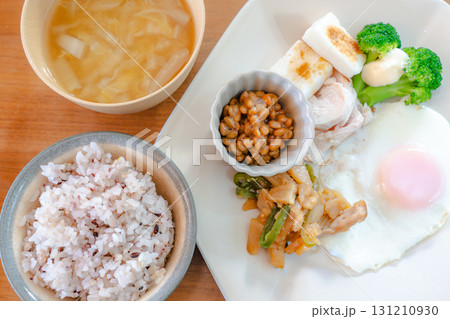 納豆とはんぺんと副菜の和朝食 131210930