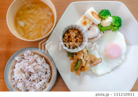 納豆とはんぺんと副菜の和朝食 131210931