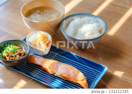 焼き鮭と納豆の和朝食 131212185
