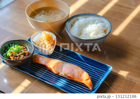 焼き鮭と納豆の和朝食 131212186