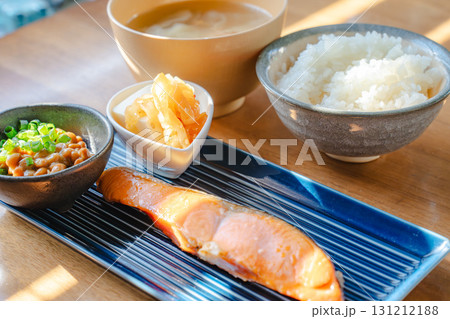 焼き鮭と納豆の和朝食 焼き鮭と納豆の和朝食 131212188