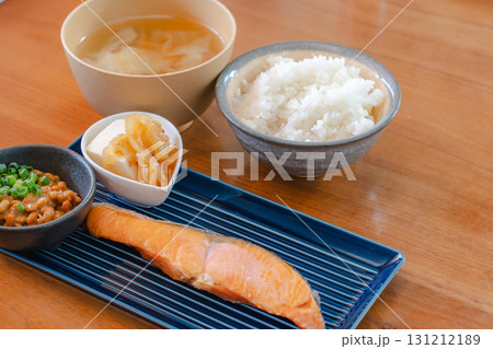 焼き鮭と納豆の和朝食 131212189