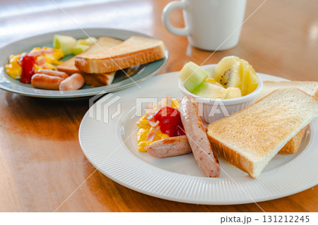 トーストと卵の洋朝食 131212245