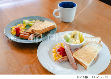 トーストと卵の洋朝食 131212246