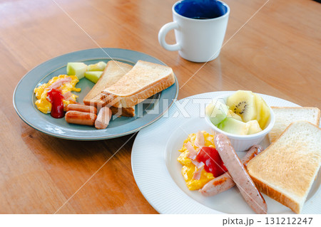 トーストと卵の洋朝食 131212247