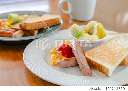 トーストと卵の洋朝食 131212250