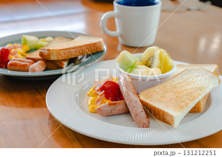 トーストと卵の洋朝食 131212251
