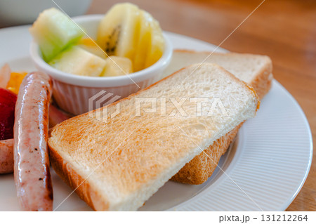 トーストと卵の洋朝食 131212264