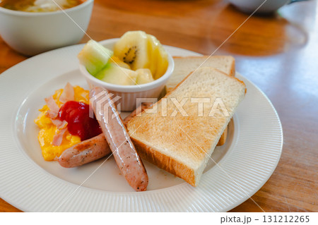 トーストと卵の洋朝食 131212265