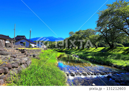 青空が広がる田舎の風景 131212603
