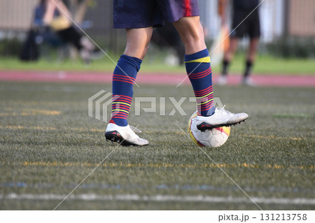 ドリブルするサッカー選手 131213758