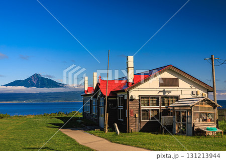 赤い屋根と青空が映える北のカナリアパーク（礼文島） 131213944