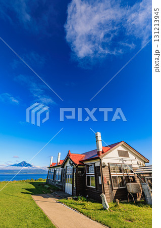 青空に映える赤屋根の校舎と利尻富士のコントラスト 131213945