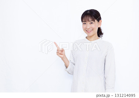 人差し指を立てる女性 131214095