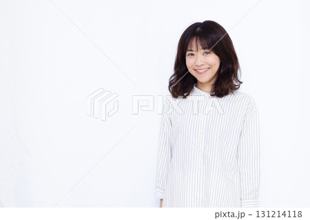 笑顔の40代女性 131214118
