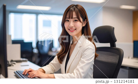 オフィスでデスクワークをするビジネスウーマン 131214181