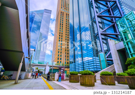 日本の東京都市景観9月24日。外国人観光客らが行き交う汐留のオフィス街を望む 日本の東京都市景観9月24日。外国人観光客らが行き交う汐留のオフィス街を望む 131214187