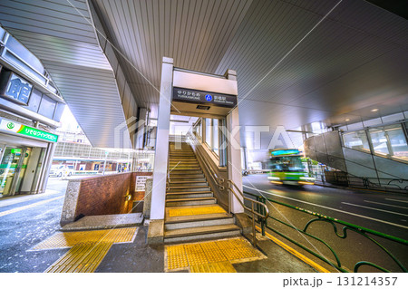 日本の東京都市景観9月24日。汐留のオフィス街。ゆりかもめ新橋駅出入口などを望む。奥はJR新橋駅 日本の東京都市景観9月24日。汐留のオフィス街。ゆりかもめ新橋駅出入口などを望む。奥はJR新橋駅 131214357