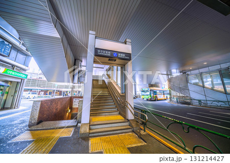 日本の東京都市景観9月24日。汐留のオフィス街。ゆりかもめ新橋駅出入口などを望む。奥はJR新橋駅 日本の東京都市景観9月24日。汐留のオフィス街。ゆりかもめ新橋駅出入口などを望む。奥はJR新橋駅 131214427