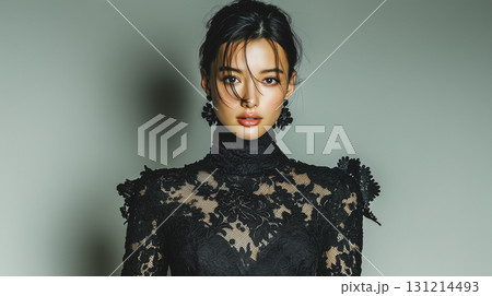 モードな黒ドレスの女性ポートレート｜気品と強さを纏う美しさ 131214493