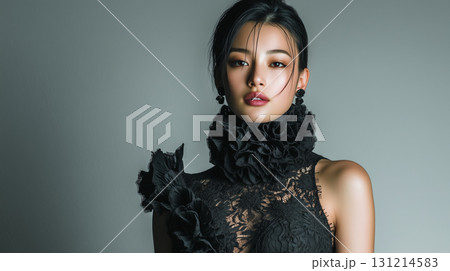 クラシカルな黒ドレスの女性｜気品と静けさが漂うモードポートレート 131214583