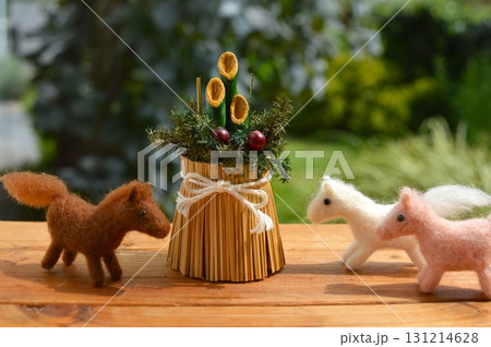 羊毛フェルトの馬と門松飾りの年賀素材　 131214628