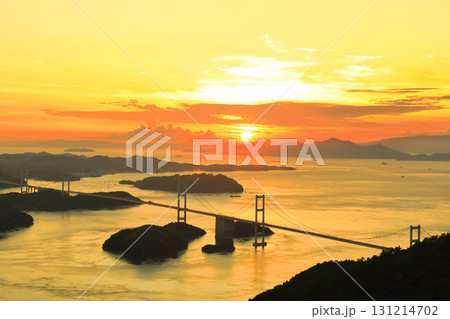 【愛媛県】夕焼けの来島海峡大橋（しまなみ海道） 131214702