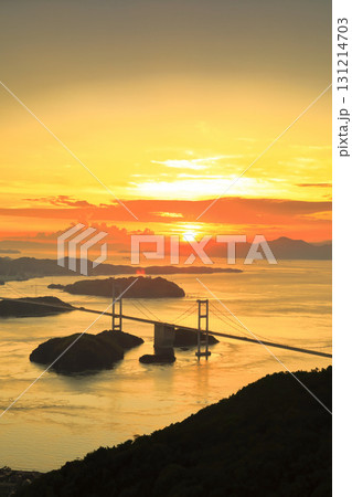 【愛媛県】夕焼けの来島海峡大橋（しまなみ海道） 131214703