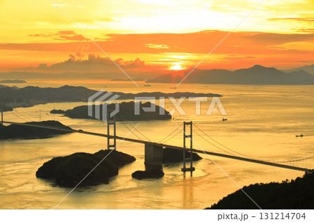 【愛媛県】夕焼けの来島海峡大橋(しまなみ海道) 【愛媛県】夕焼けの来島海峡大橋(しまなみ海道) 131214704