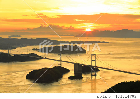 【愛媛県】夕焼けの来島海峡大橋(しまなみ海道) 【愛媛県】夕焼けの来島海峡大橋(しまなみ海道) 131214705