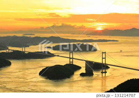 【愛媛県】夕焼けの来島海峡大橋(しまなみ海道) 【愛媛県】夕焼けの来島海峡大橋(しまなみ海道) 131214707