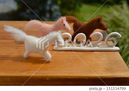 羊毛フェルトの馬の年賀素材 131214709