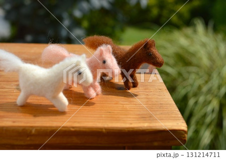 羊毛フェルトの馬が並ぶ　 131214711