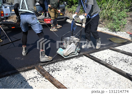 道路のアスファルト舗装工事の光景 道路のアスファルト舗装工事の光景 131214774