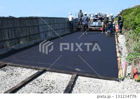 道路のアスファルト舗装工事の光景 131214776