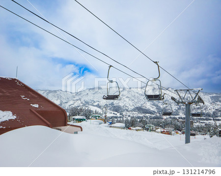 青空が覗くスキー場のリフトと立ち並ぶロッジ (新潟県、南魚沼市、舞子) 131214796